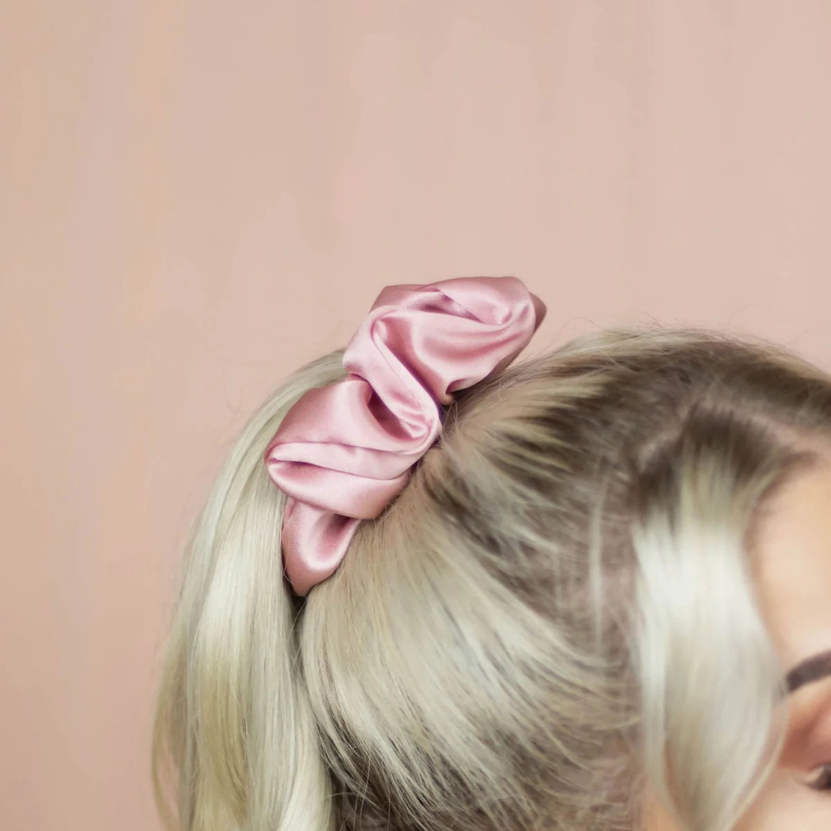 minimalistic dressSilk Scrunchie Grande - Pastel Pink